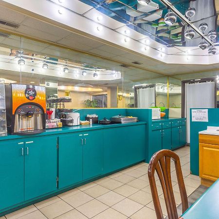 Econo Lodge & Suites Кларксвілл Екстер'єр фото