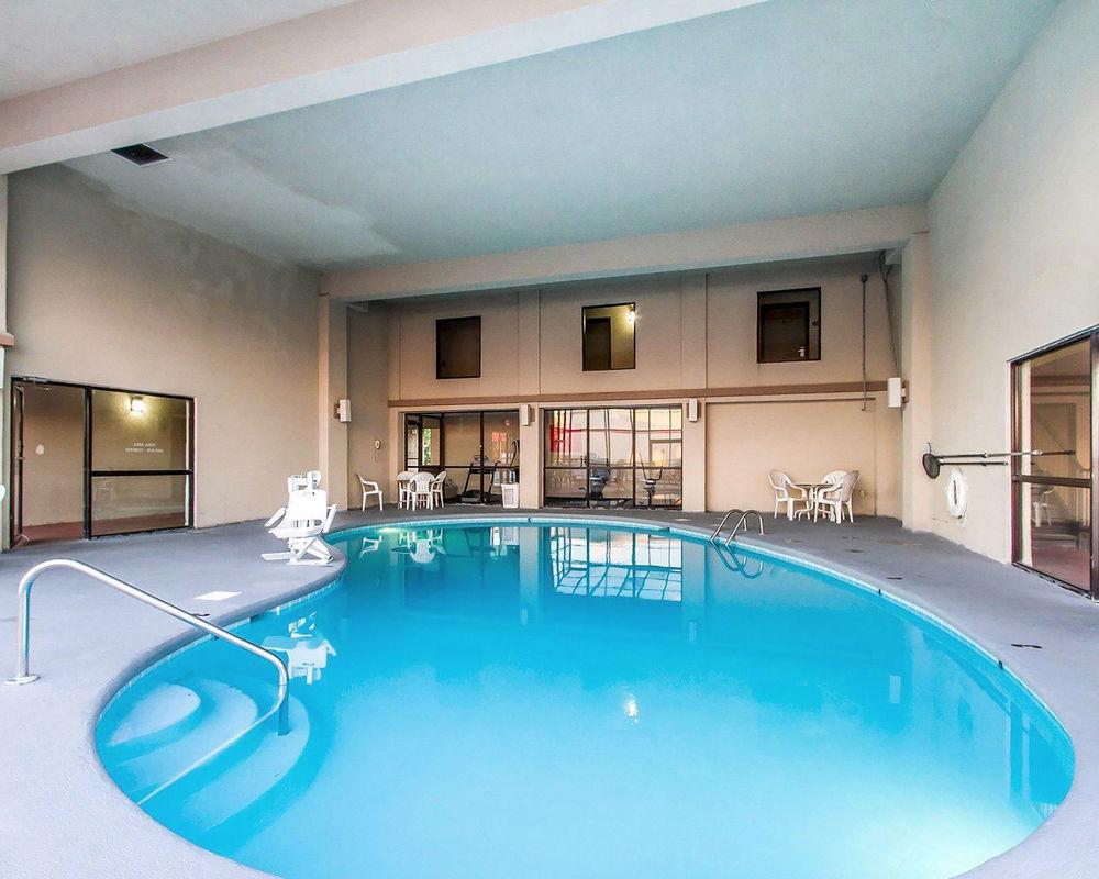 Econo Lodge & Suites Кларксвілл Екстер'єр фото