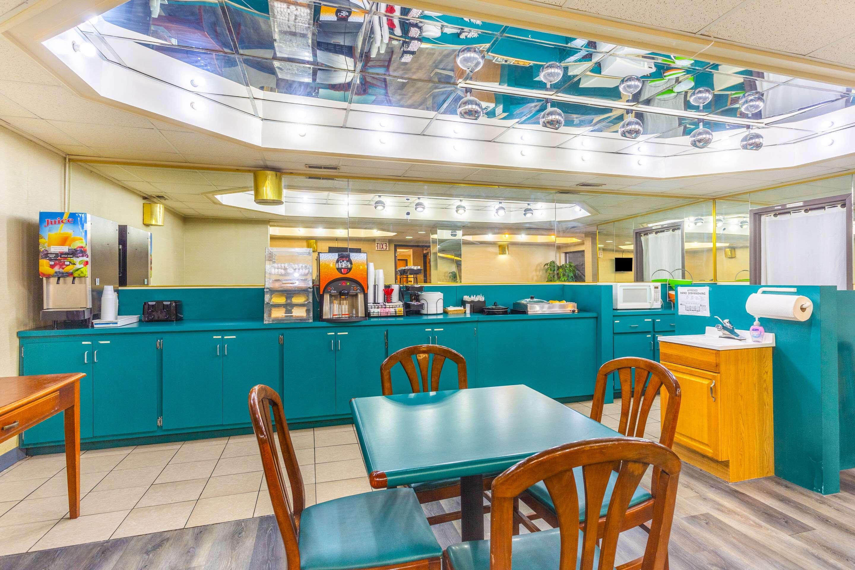 Econo Lodge & Suites Кларксвілл Екстер'єр фото
