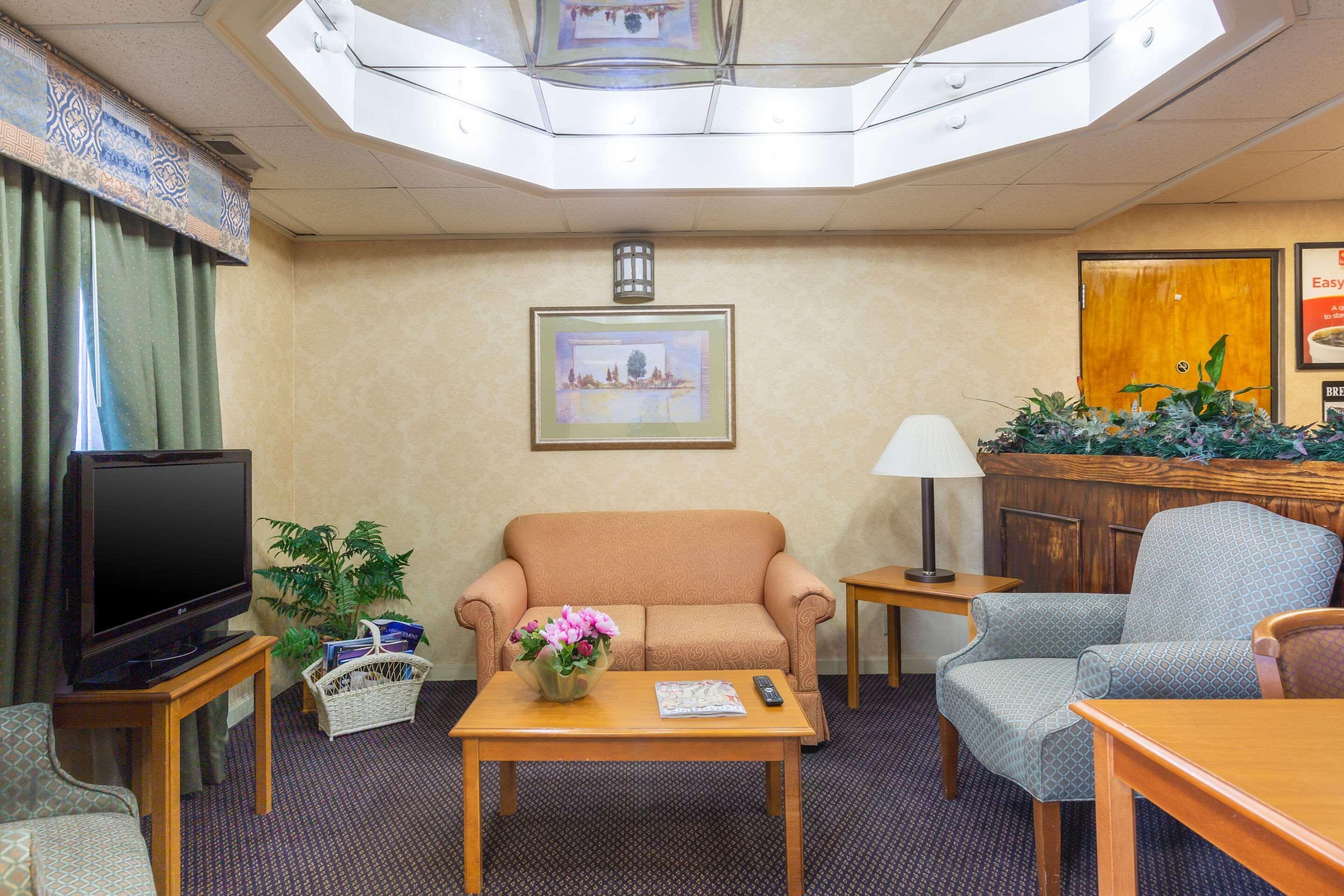 Econo Lodge & Suites Кларксвілл Екстер'єр фото