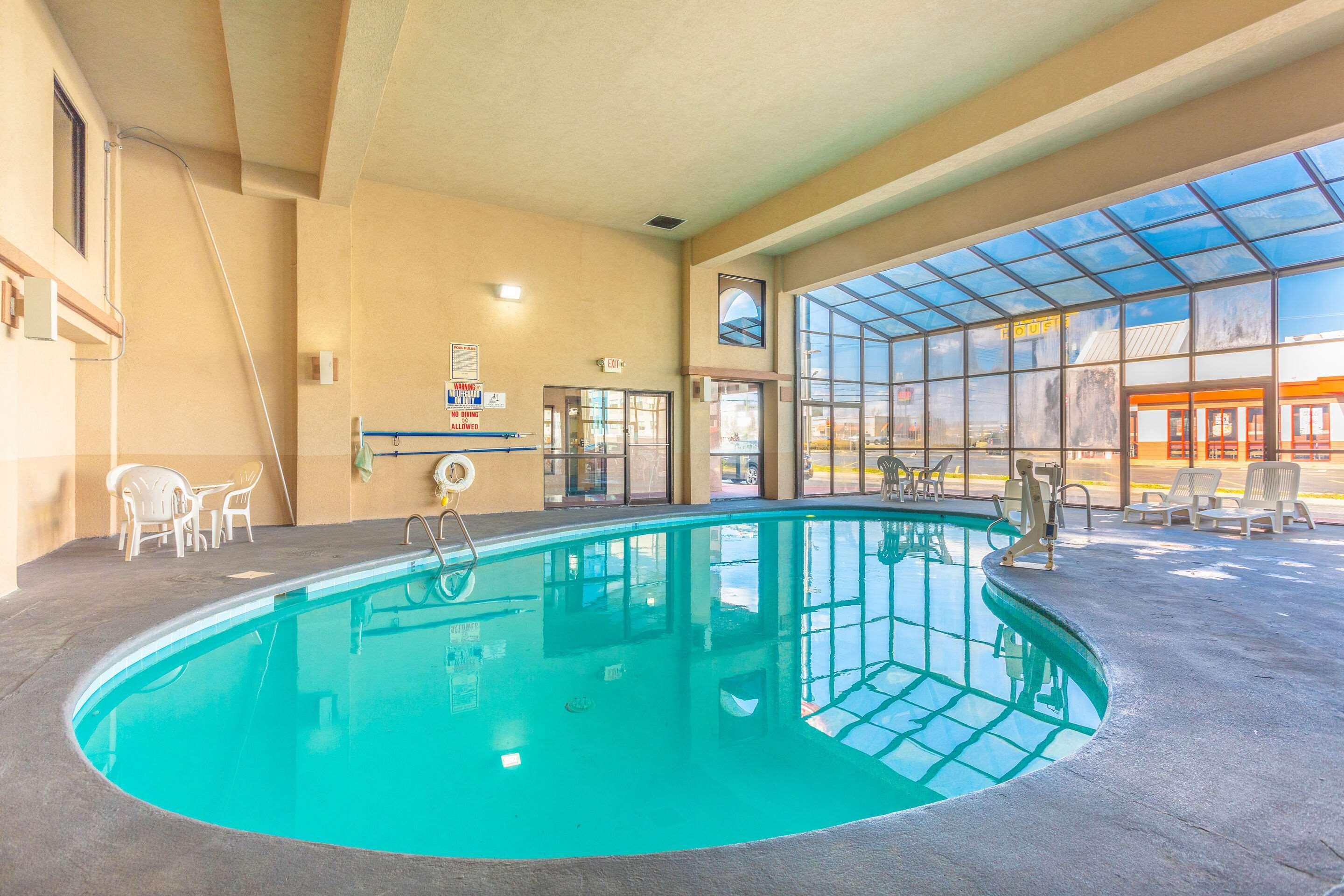 Econo Lodge & Suites Кларксвілл Екстер'єр фото