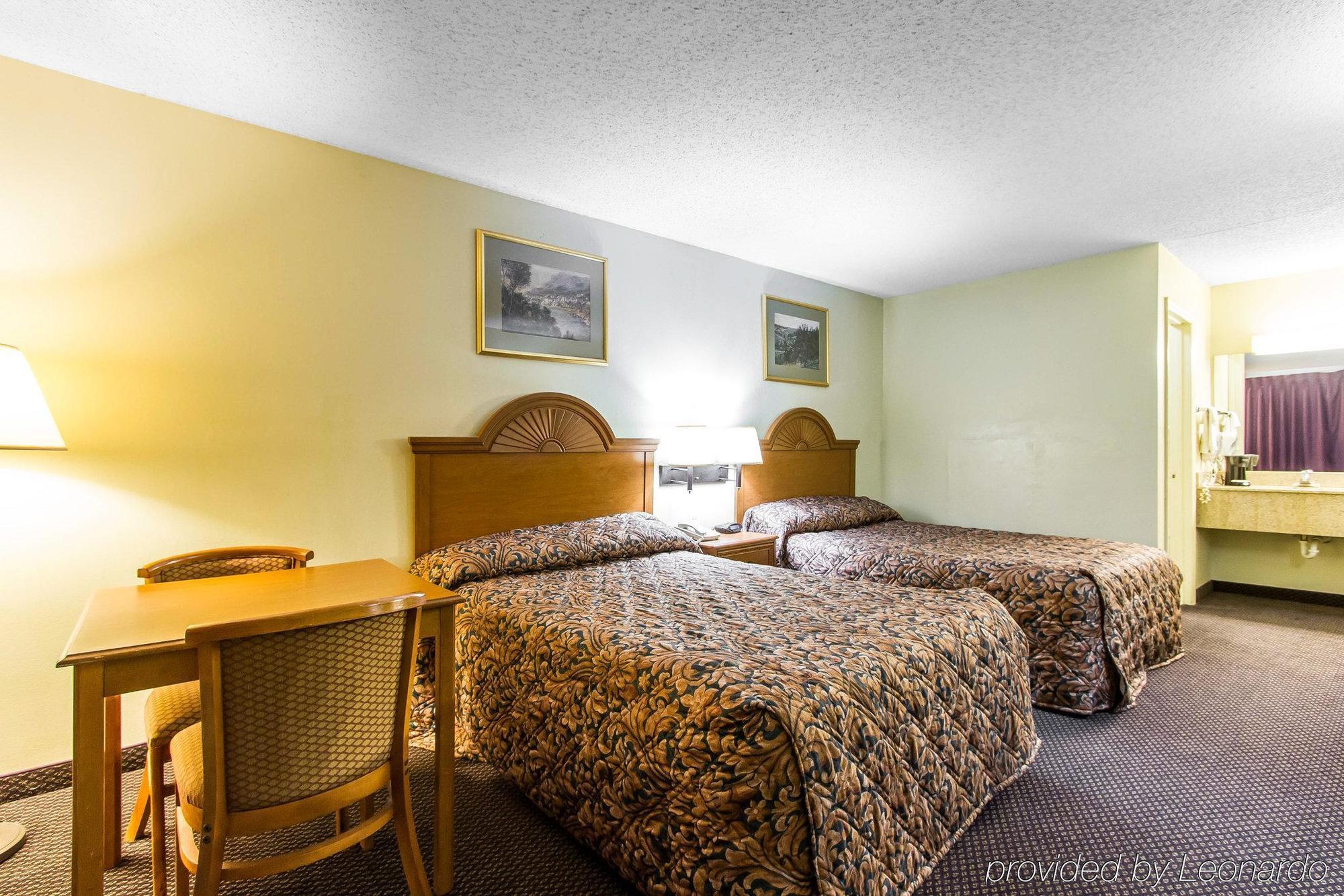 Econo Lodge & Suites Кларксвілл Екстер'єр фото