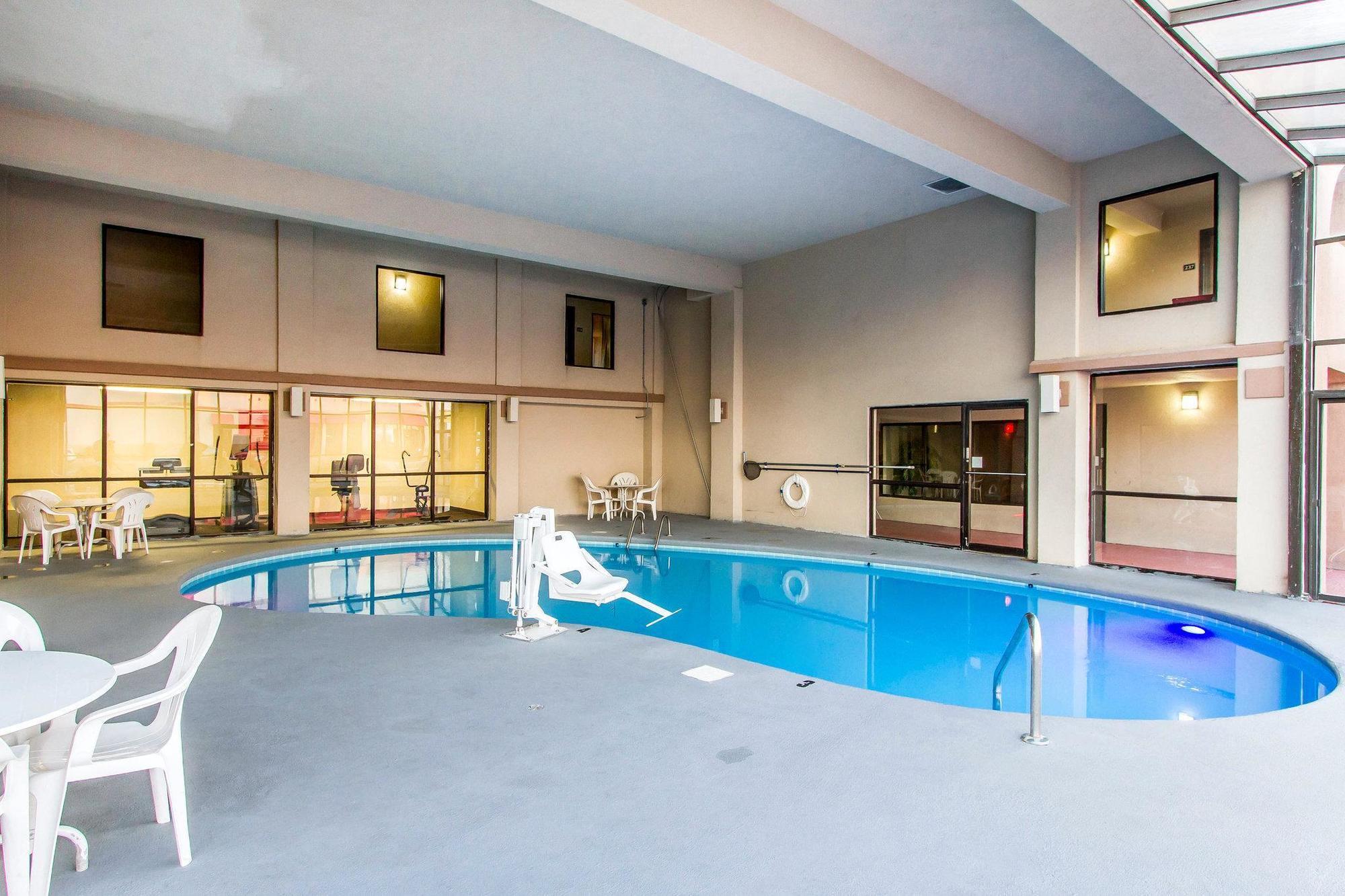 Econo Lodge & Suites Кларксвілл Екстер'єр фото