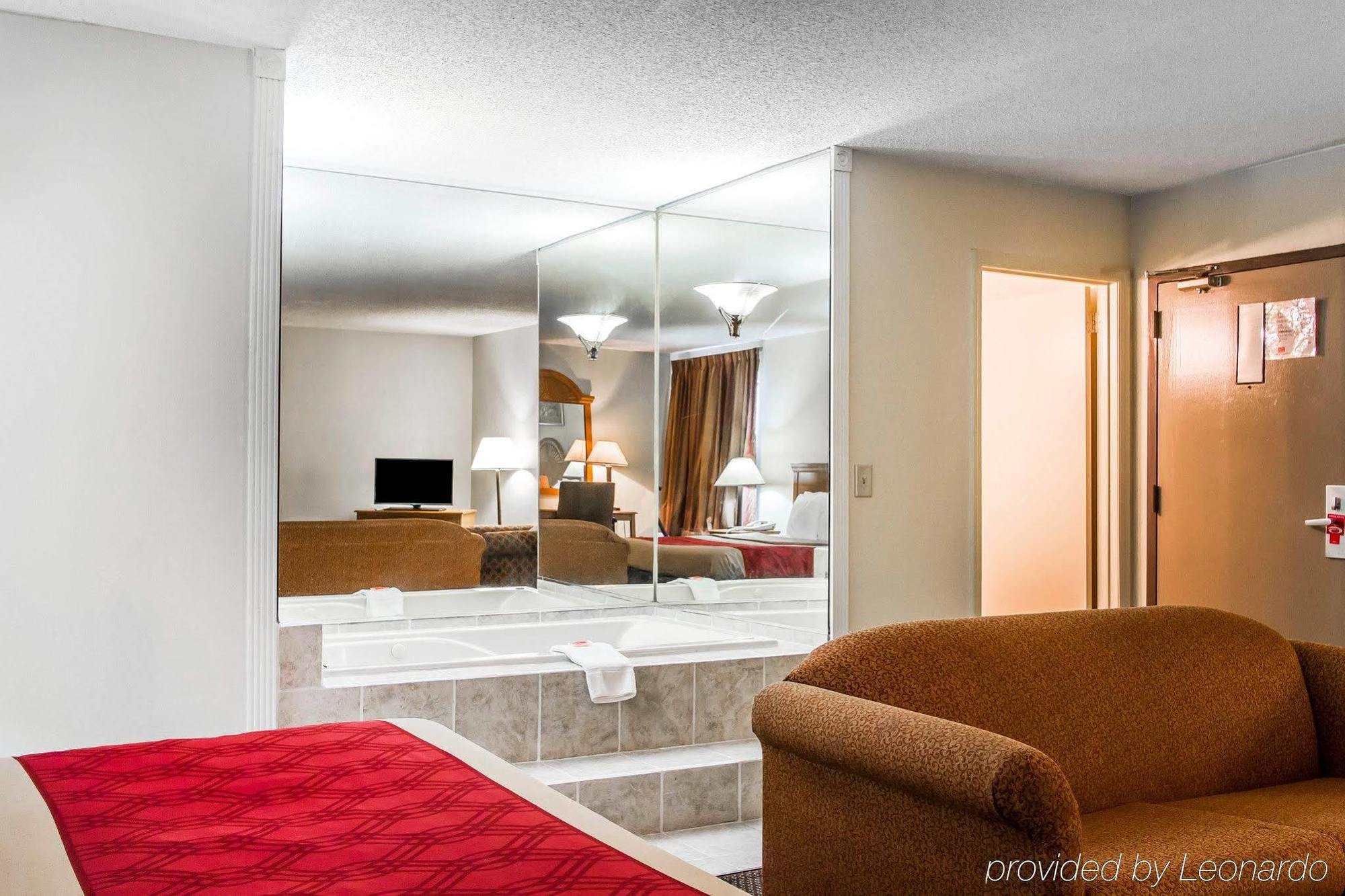 Econo Lodge & Suites Кларксвілл Екстер'єр фото