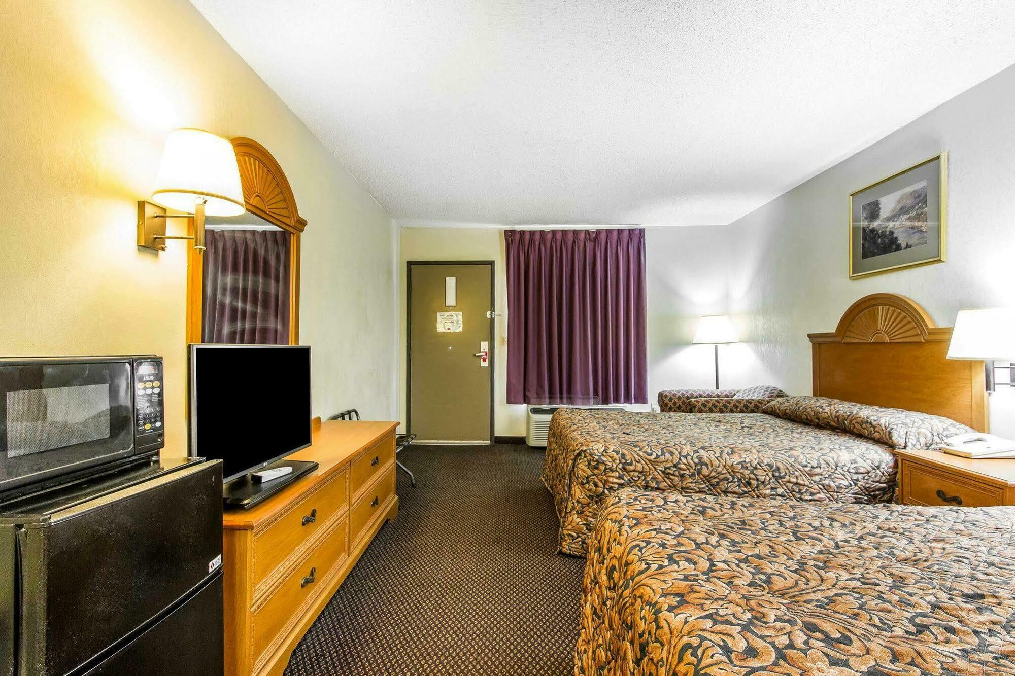 Econo Lodge & Suites Кларксвілл Екстер'єр фото