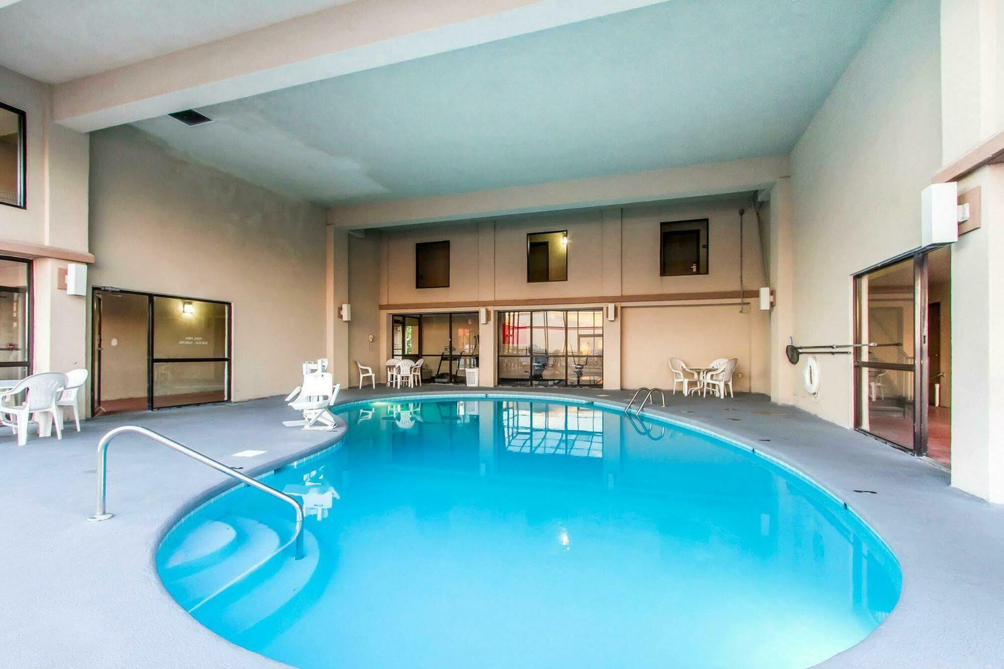 Econo Lodge & Suites Кларксвілл Екстер'єр фото